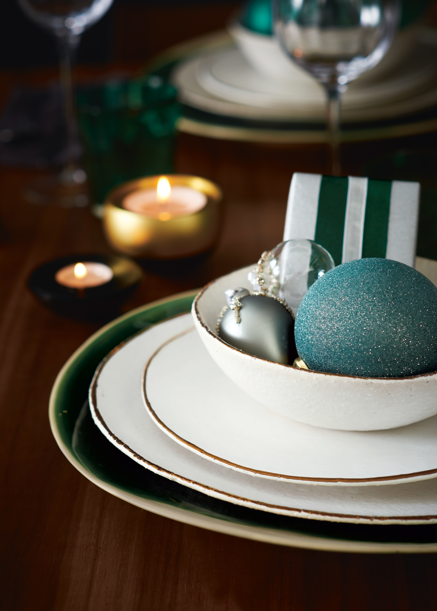 Christmas_table_ideas_baubles