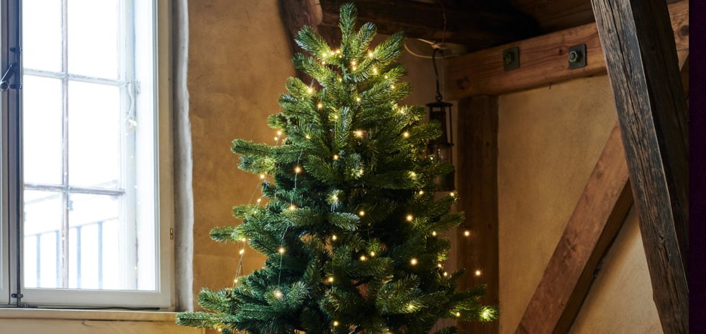 Arranging Christmas lights vertically
