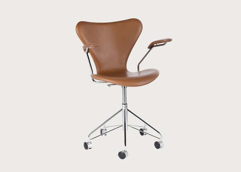 Series 7 Swivel Armchair in Walnut Leather