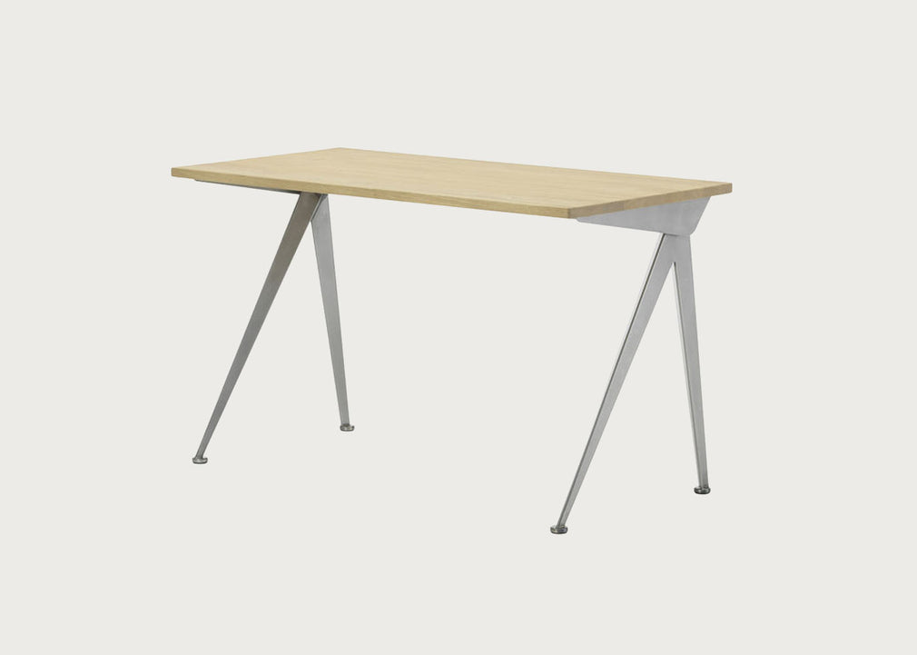 Compas Direction Desk