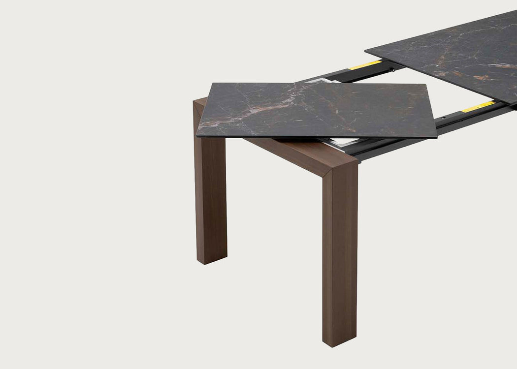 Massa Dining Table