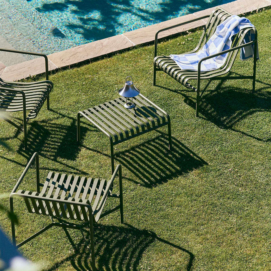Palissade outdoor lounge chair and coffee table