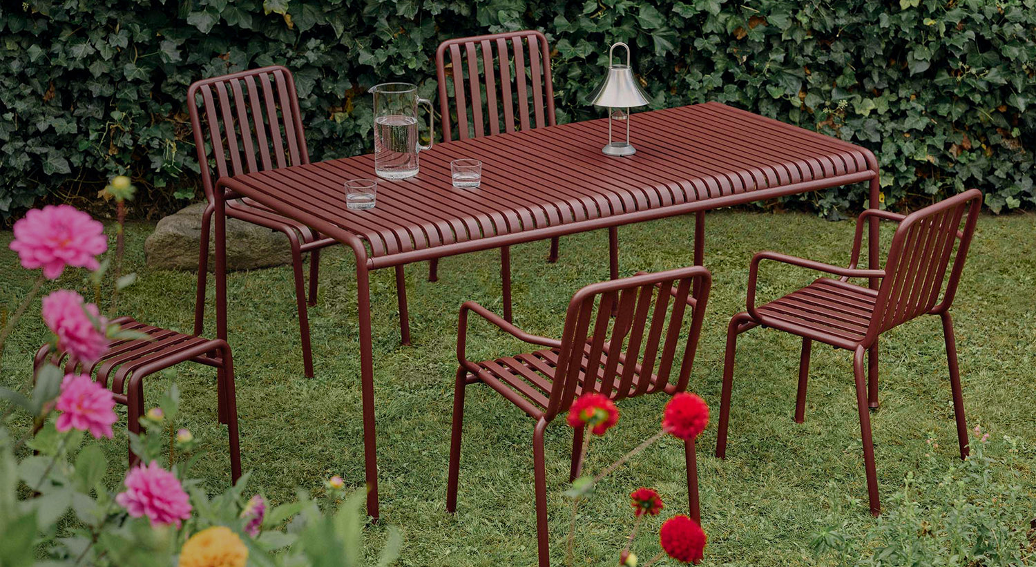 Palissade dining table and chairs