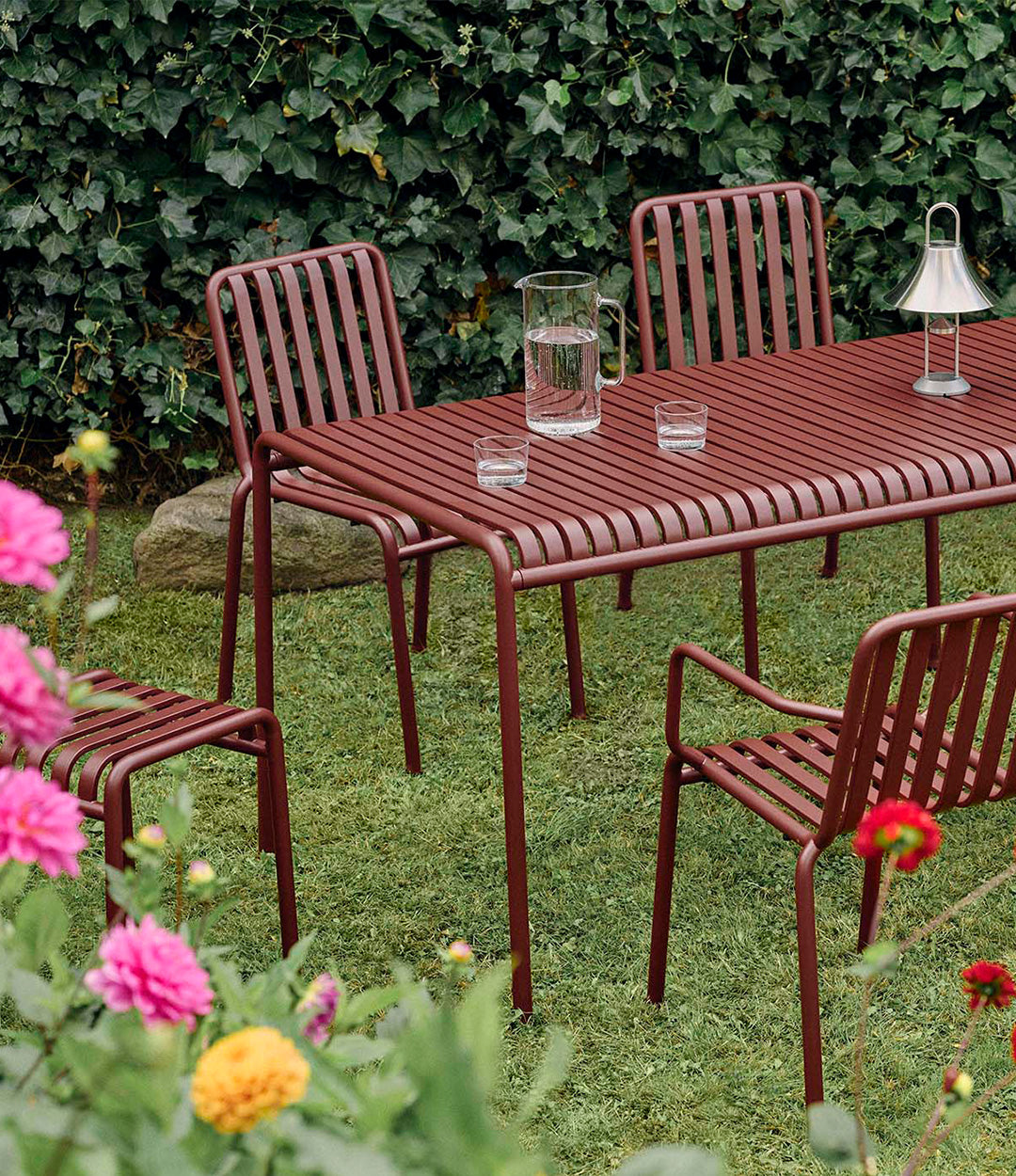Palissade dining table and chairs