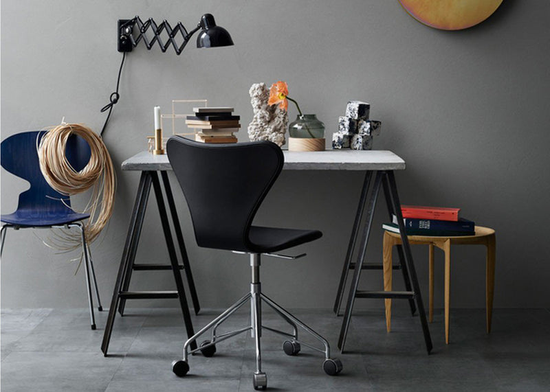 Series 7 Swivel Chair in Black Leather