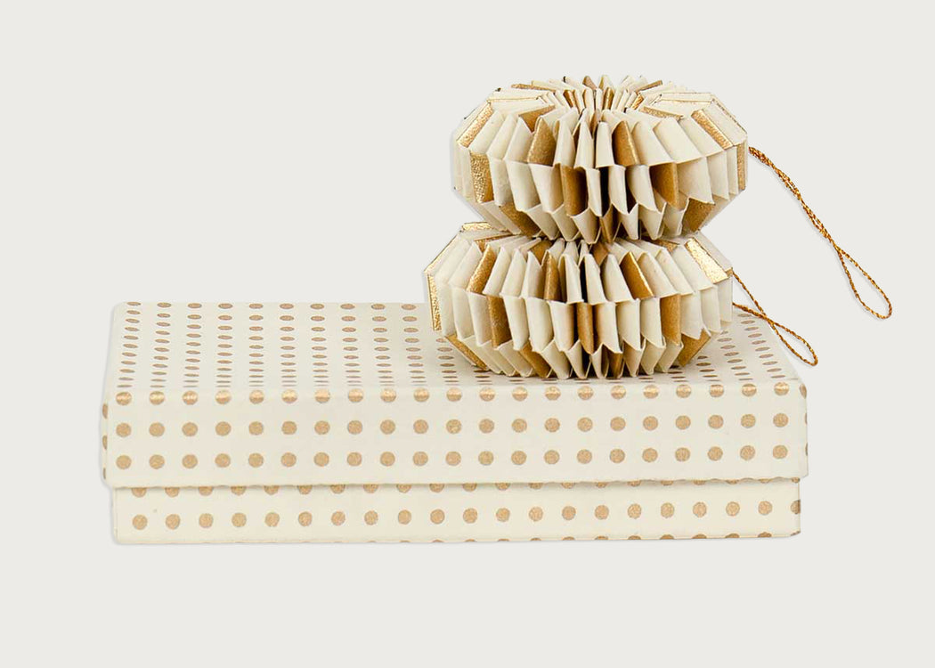 Spin Decoration Set of 2 White & Gold
