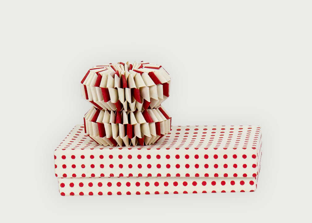 Spin Decoration Set of 2 White & Red