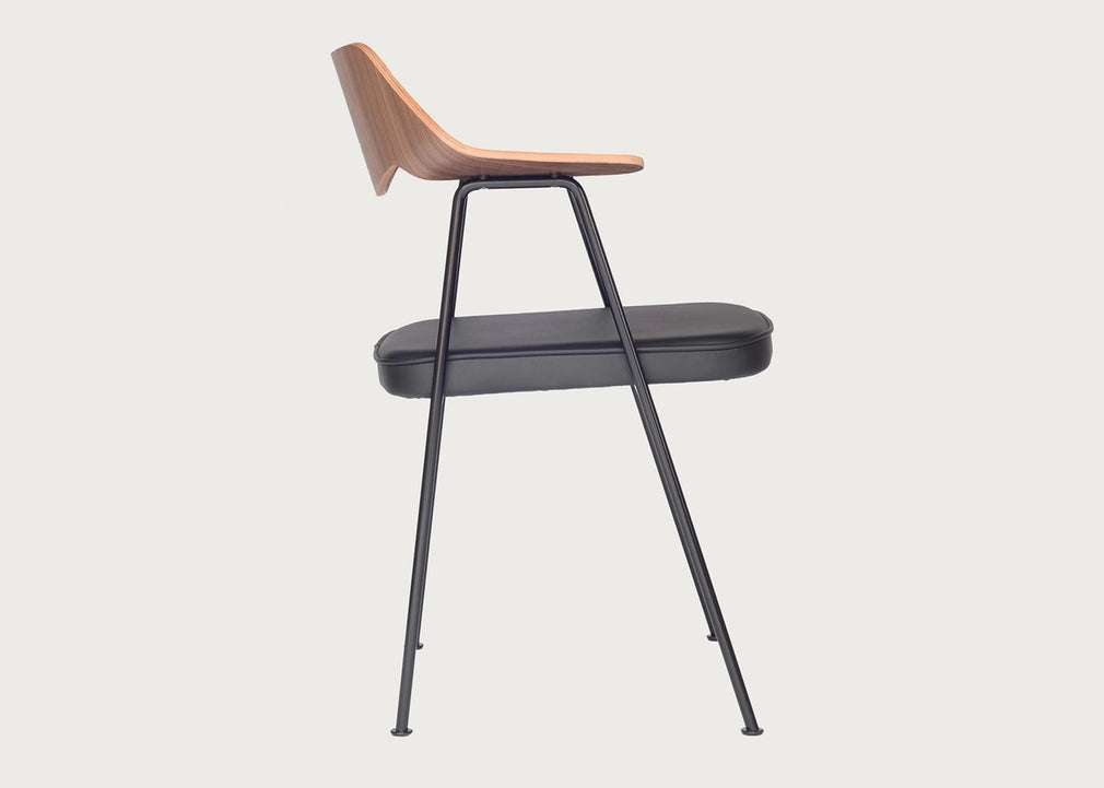675 Chair Walnut / Black / Black Leather