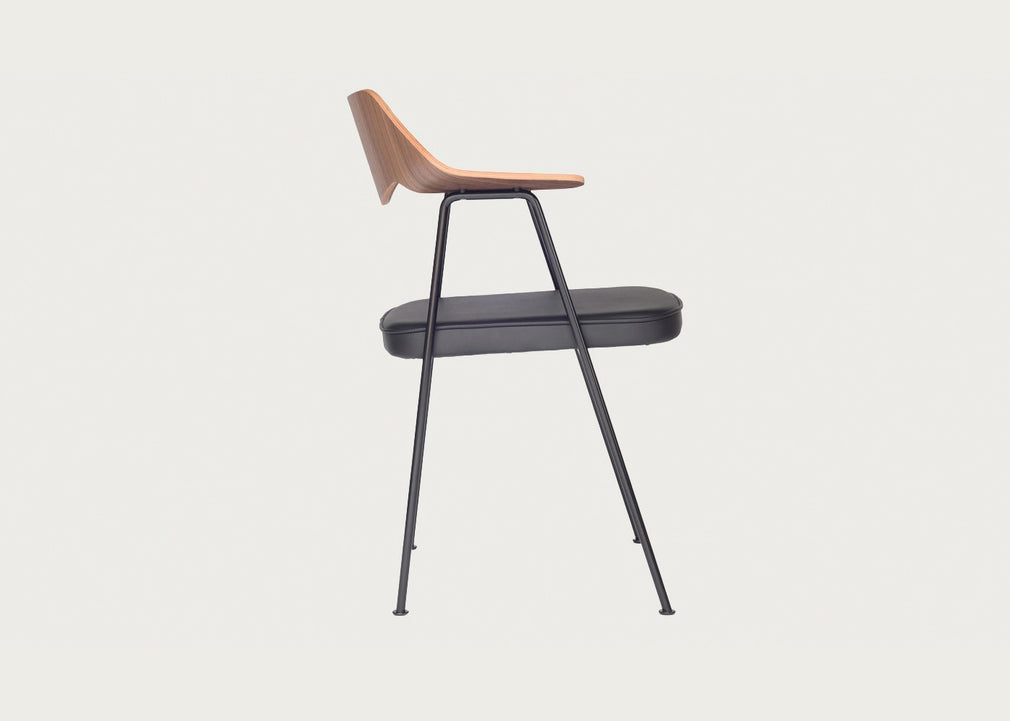675 Chair Walnut / Black / Black Leather