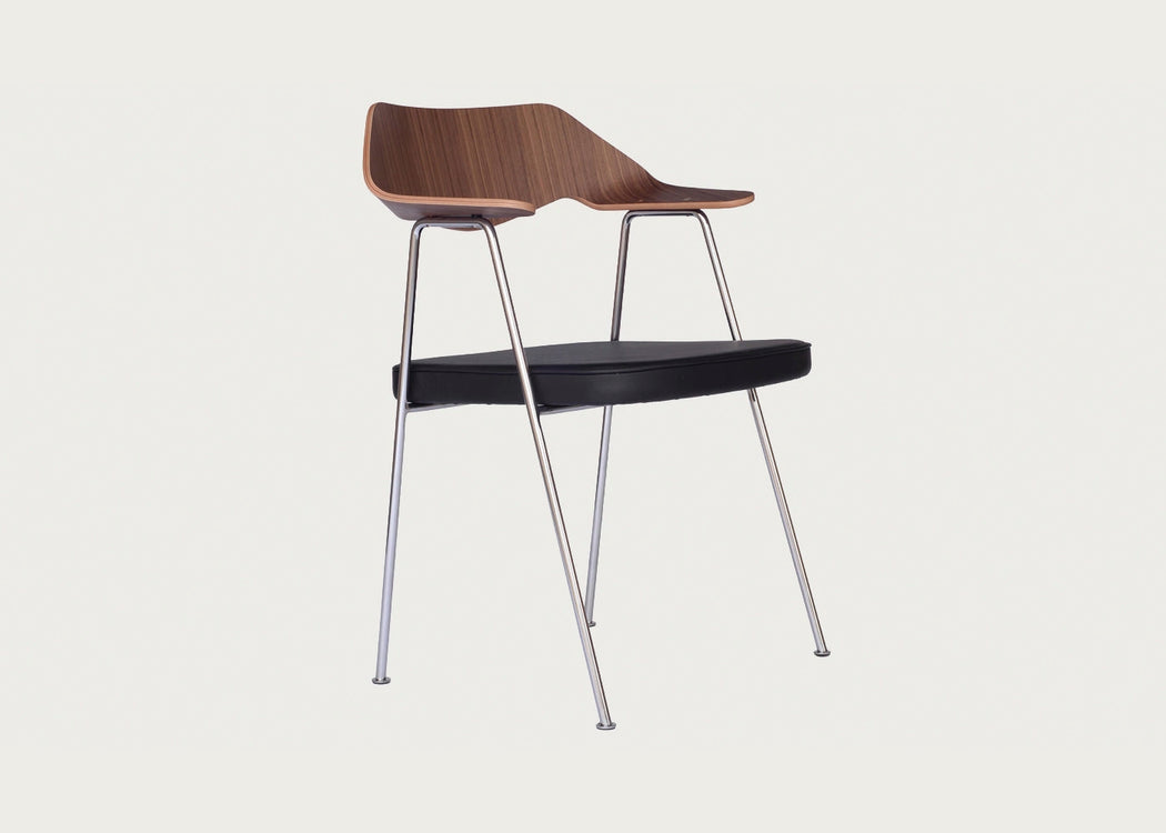 675 Chair Walnut / Chrome / Black Leather