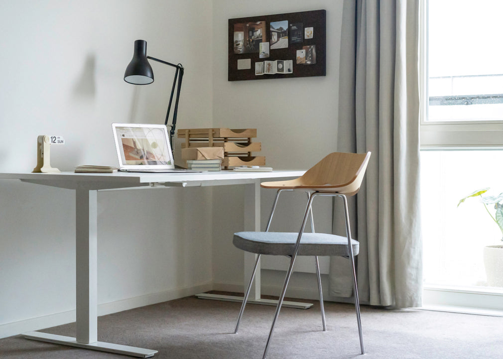 675 Chair Walnut / Black / Black Leather