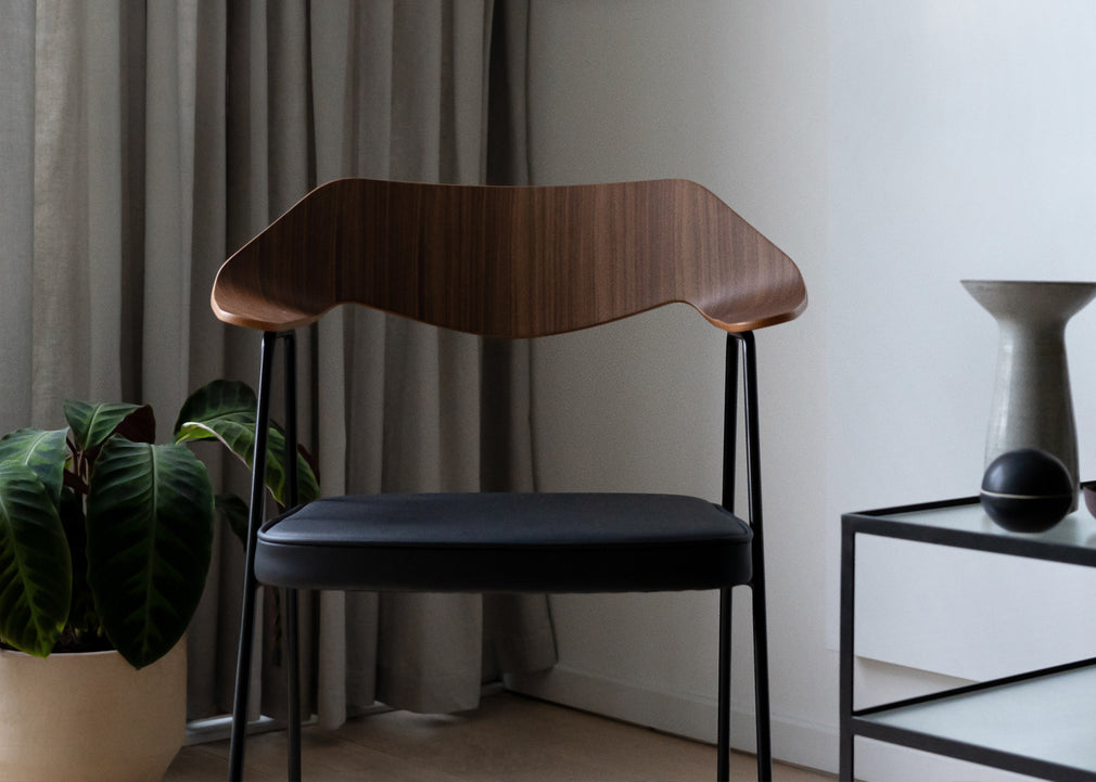 675 Chair Walnut / Black / Black Leather