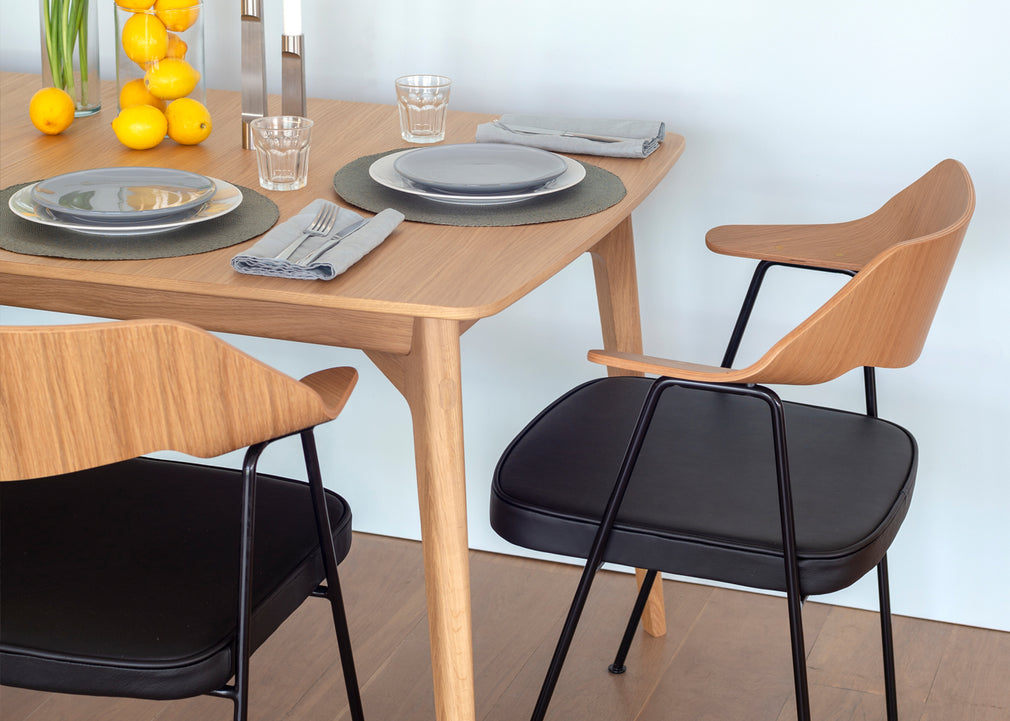 675 Chair Walnut / Black / Black Leather
