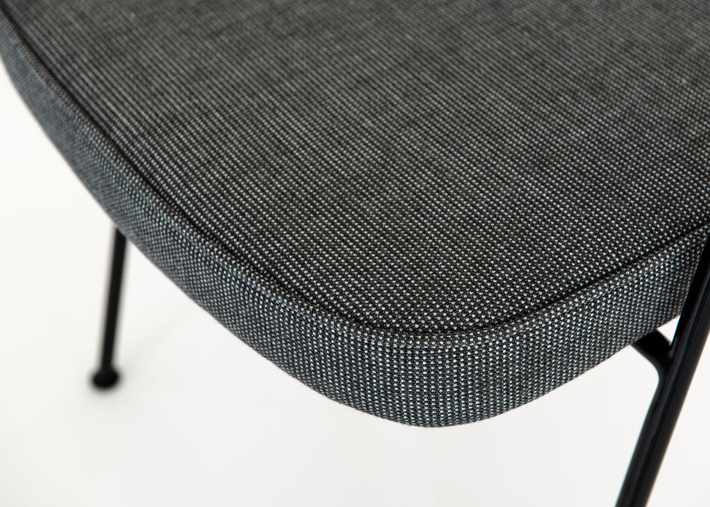 675 Chair Walnut / Black / Black Leather