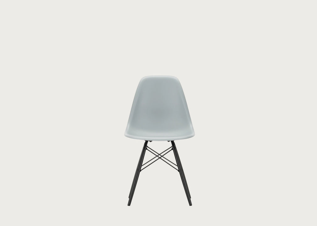 Eames Plastic Side Chair RE DSW Light Grey / DSW Black Maple