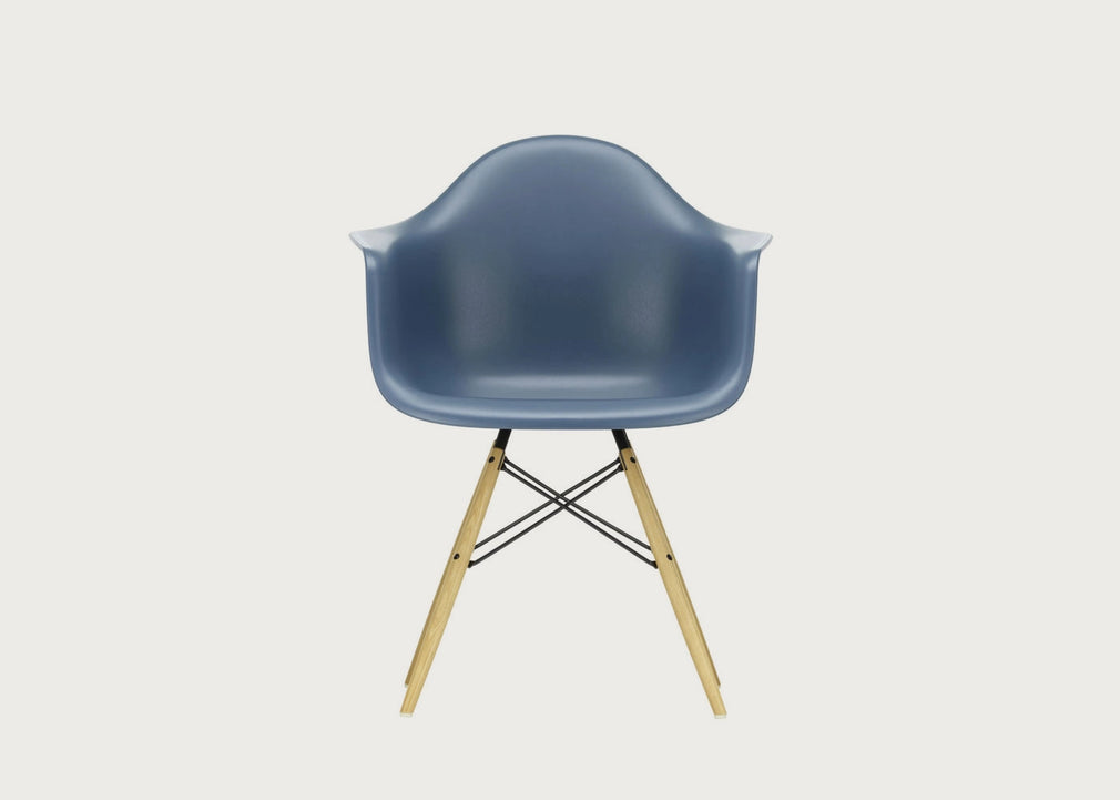 Eames Plastic Armchair RE DAW Ice Grey / DAW Dark Maple