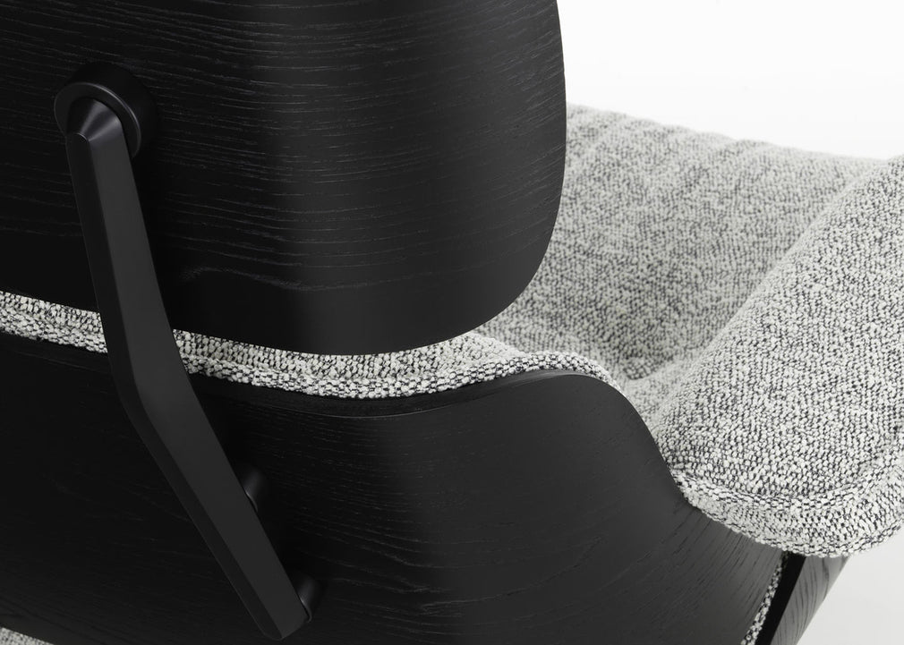 Eames Lounge Chair & Ottoman Classic Dimensions Chestnut Black / Premium Leather Cashew 63 / Polished Aluminium