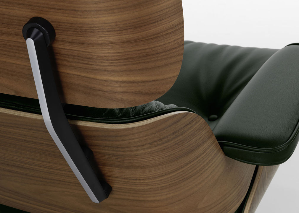 Eames Lounge Chair & Ottoman Classic Dimensions Chestnut Black / Premium Leather Cashew 63 / Polished Aluminium