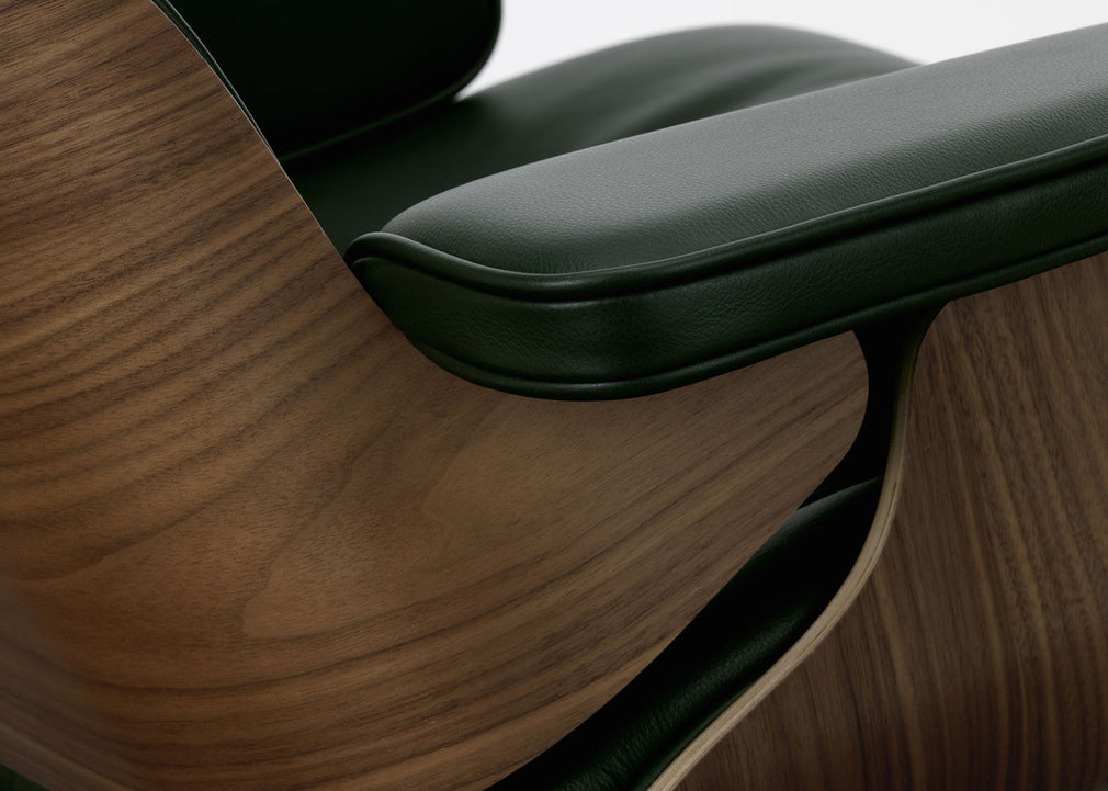 Eames Lounge Chair & Ottoman Classic Dimensions Chestnut Black / Premium Leather Cashew 63 / Polished Aluminium