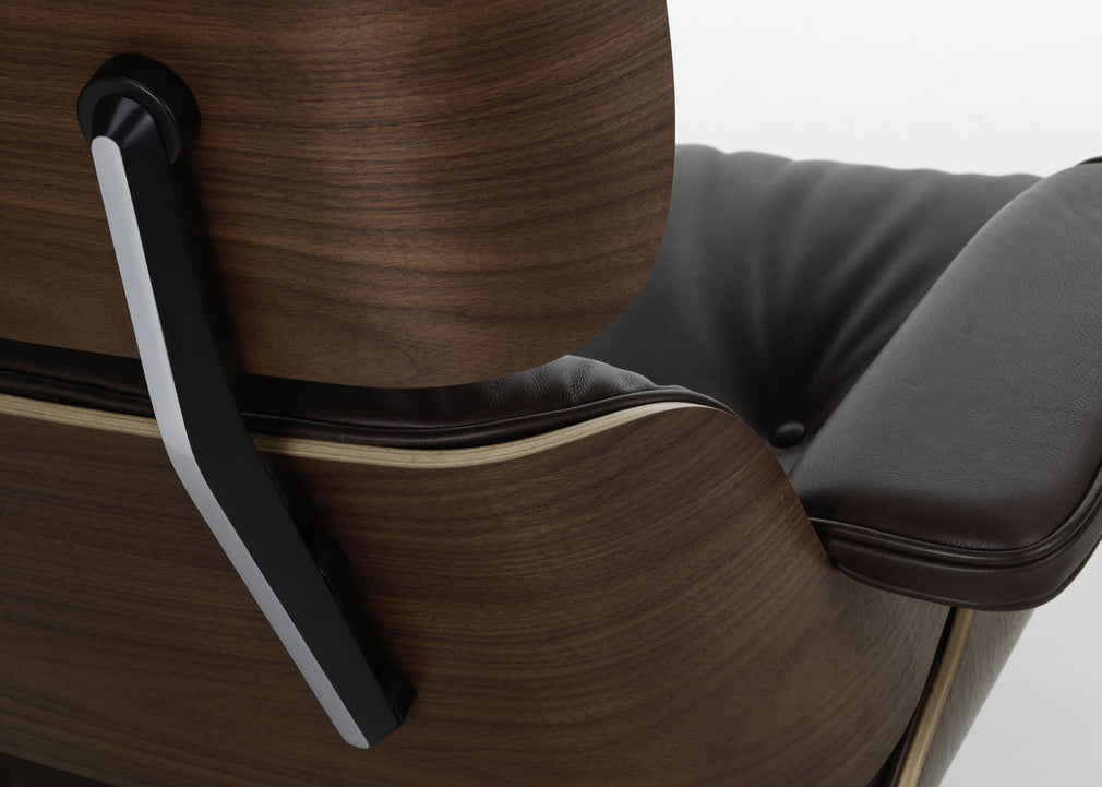 Eames Lounge Chair & Ottoman Classic Dimensions Chestnut Black / Premium Leather Cashew 63 / Polished Aluminium
