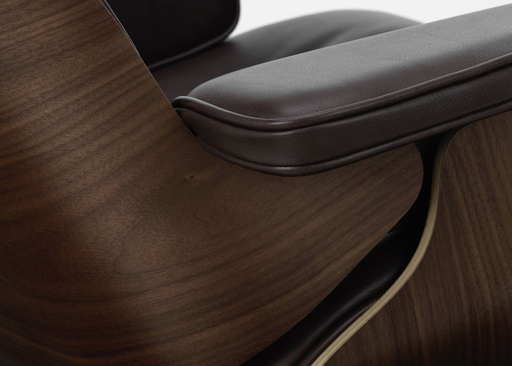 Eames Lounge Chair & Ottoman Classic Dimensions Chestnut Black / Premium Leather Cashew 63 / Polished Aluminium