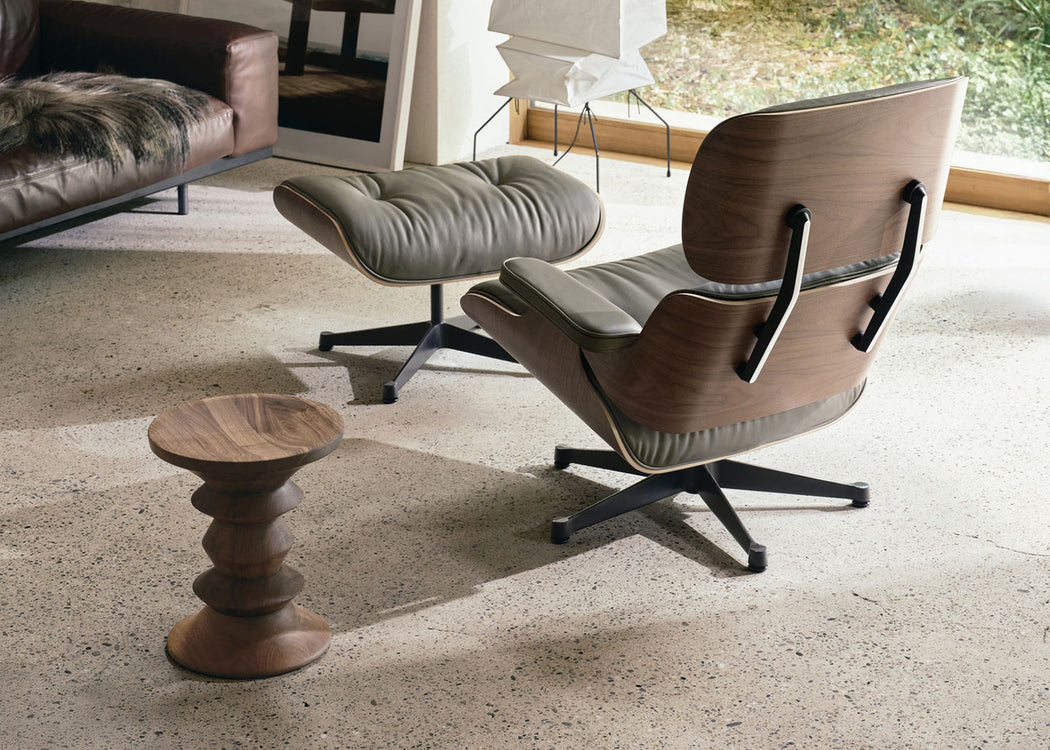 Eames Lounge Chair & Ottoman Classic Dimensions Chestnut Black / Premium Leather Cashew 63 / Polished Aluminium