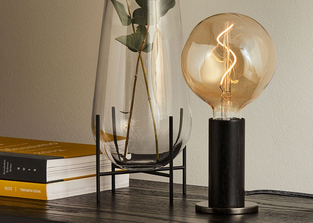 Knuckle Table Lamp with Voronoi I Bulb Oak