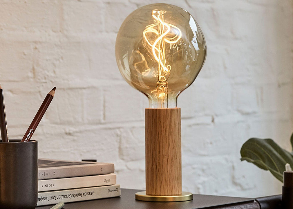 Knuckle Table Lamp with Voronoi I Bulb Oak