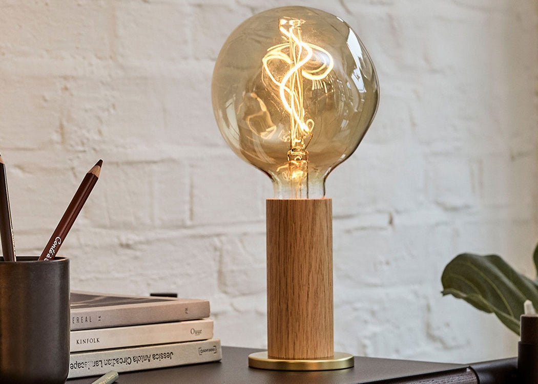 Knuckle Table Lamp with Voronoi I Bulb Oak