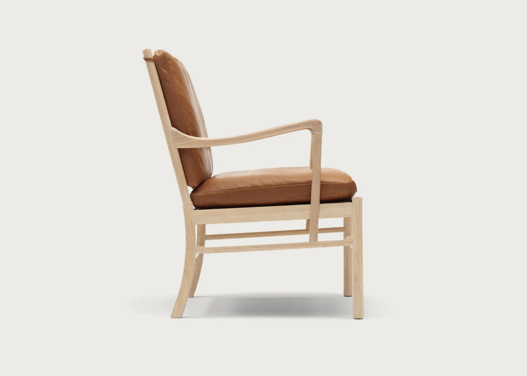 OW149 Colonial Armchair Soaped Oak / Leather Thor 301 Black