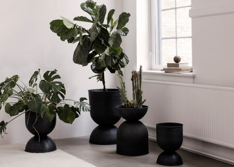 Hourglass Plant Pot Black / Extra Small