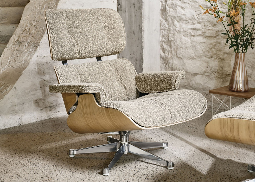 Eames Lounge Chair in Classic Dimensions Cherry Natural / Premium Leather Marron 69 / Polished Black