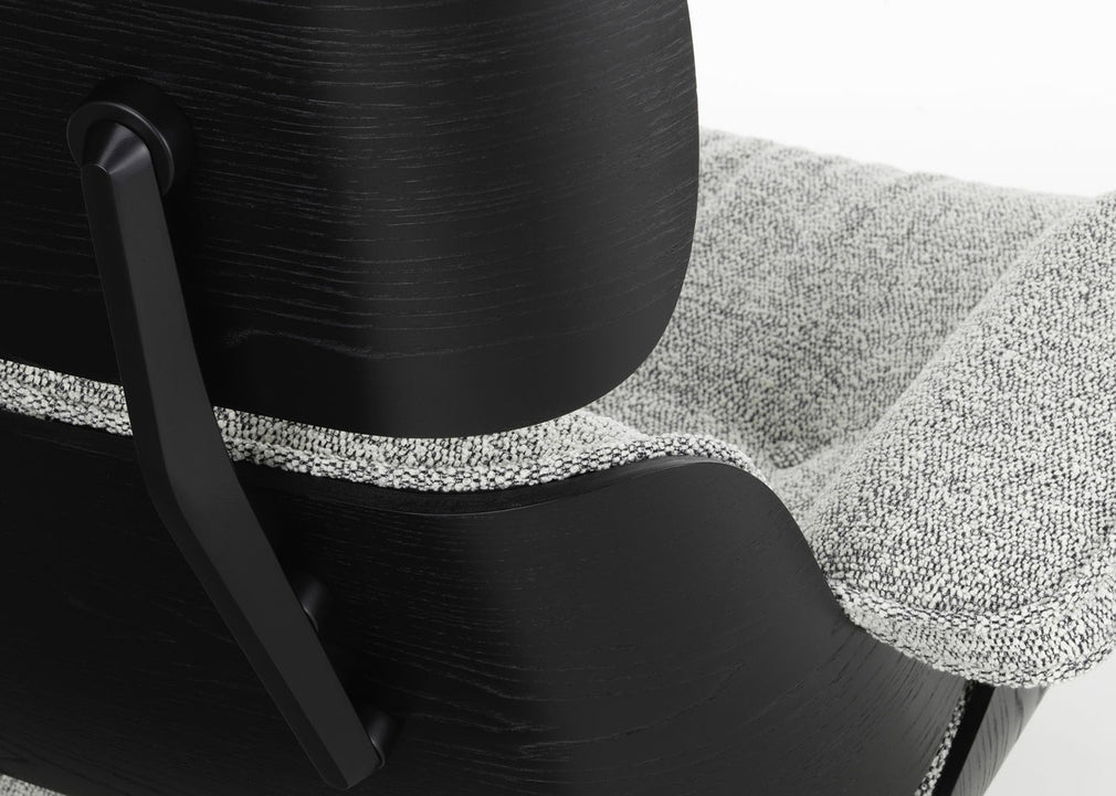 Eames Lounge Chair in Classic Dimensions Cherry Natural / Premium Leather Marron 69 / Polished Black