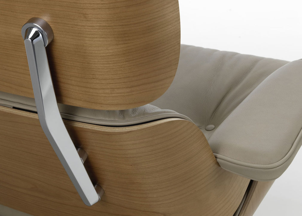Eames Lounge Chair in Classic Dimensions Cherry Natural / Premium Leather Marron 69 / Polished Black