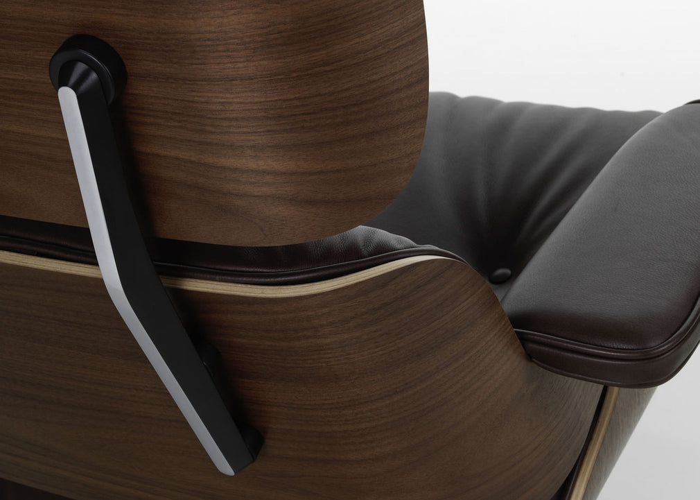 Eames Lounge Chair in Classic Dimensions Cherry Natural / Premium Leather Marron 69 / Polished Black