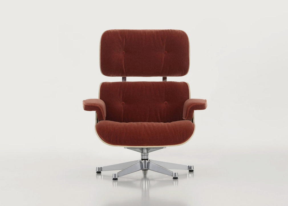 Eames Lounge Chair in Classic Dimensions Cherry Natural / Premium Leather Marron 69 / Polished Black