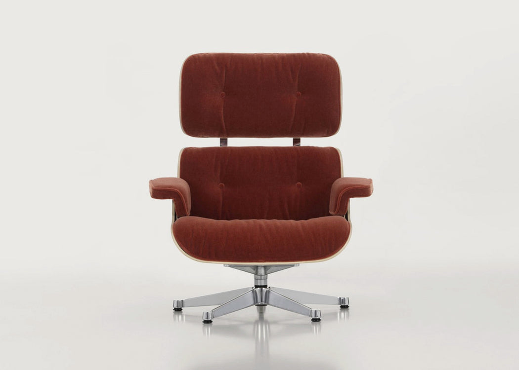 Eames Lounge Chair in Classic Dimensions Cherry Natural / Premium Leather Marron 69 / Polished Black