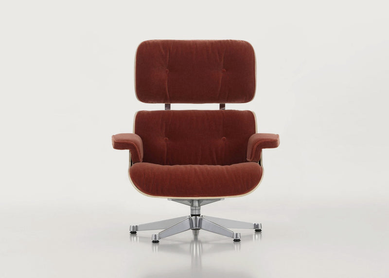 Eames Lounge Chair in Classic Dimensions Cherry Natural / Premium Leather Marron 69 / Polished Black
