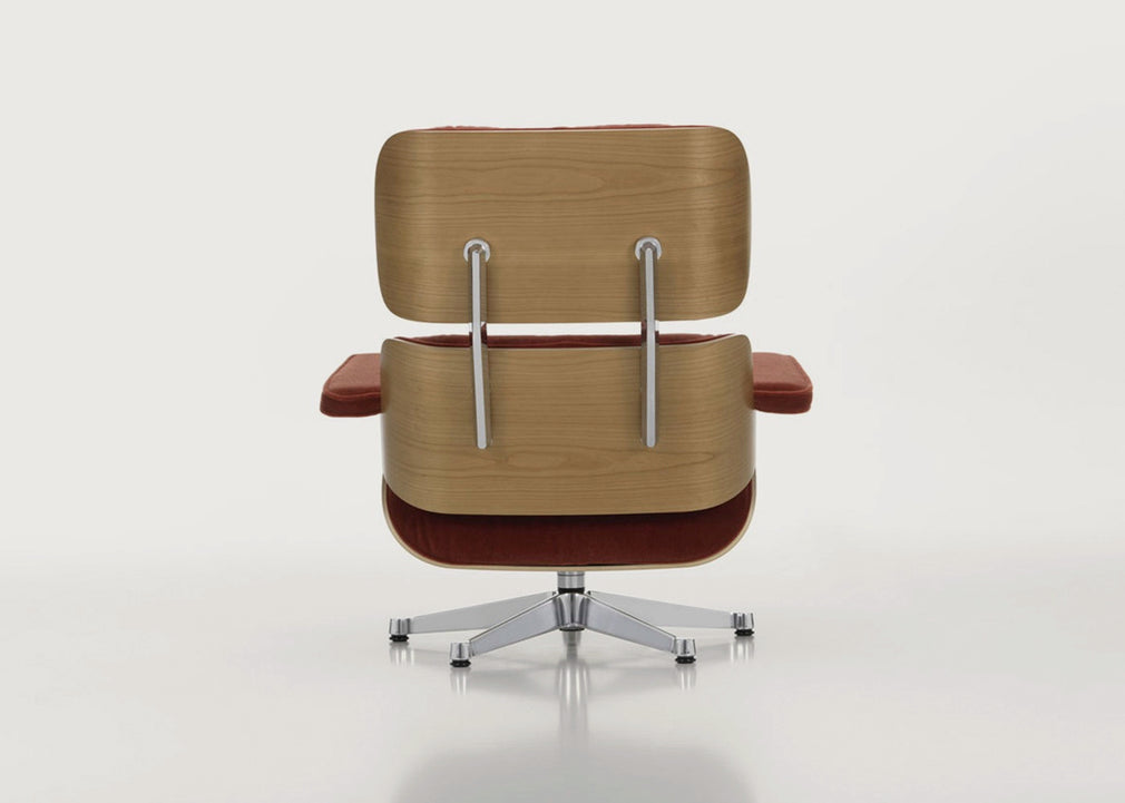 Eames Lounge Chair in Classic Dimensions Cherry Natural / Premium Leather Marron 69 / Polished Black