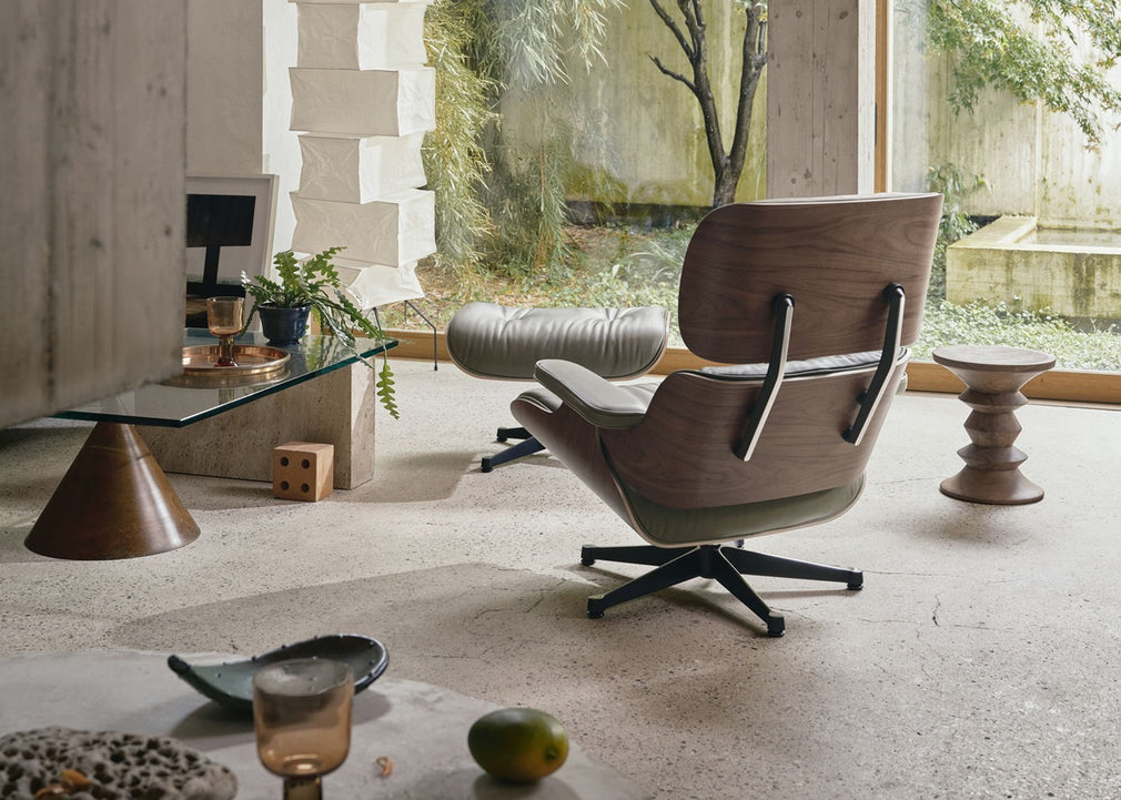 Eames Lounge Chair in Classic Dimensions Cherry Natural / Premium Leather Marron 69 / Polished Black