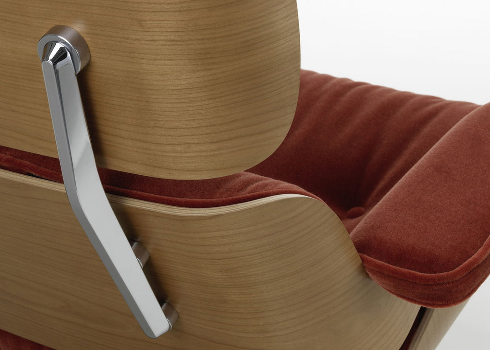 Eames Lounge Chair in Classic Dimensions Cherry Natural / Premium Leather Marron 69 / Polished Black