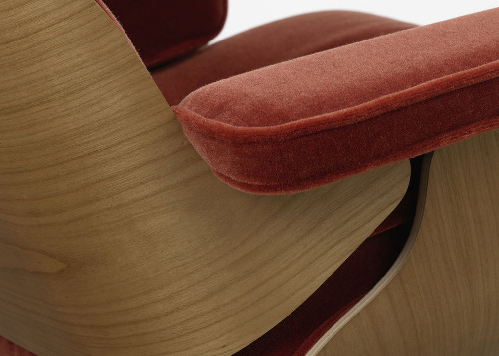 Eames Lounge Chair in Classic Dimensions Cherry Natural / Premium Leather Marron 69 / Polished Black