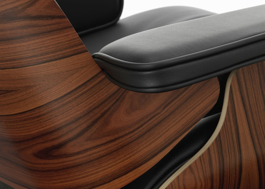 Eames Lounge Chair in Classic Dimensions Cherry Natural / Premium Leather Marron 69 / Polished Black