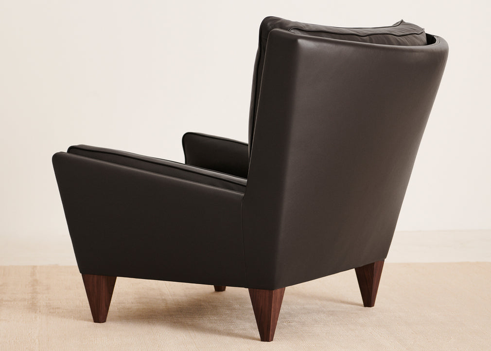 V11 Lounge Chair Smooth Leather Coffee