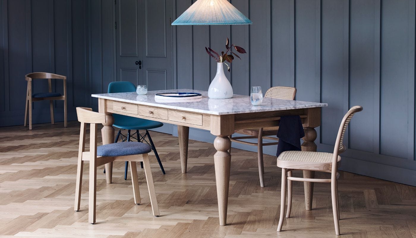 Capra dining online table