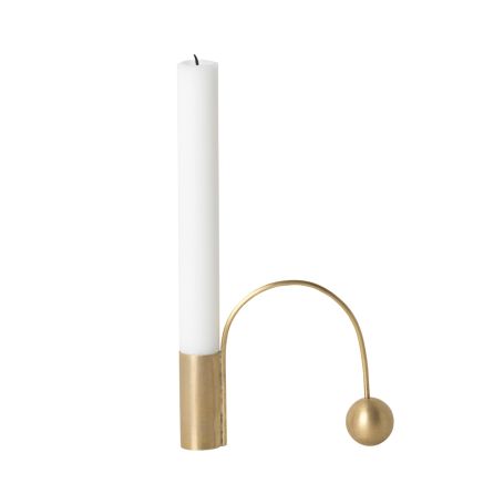 Each part of the Balance Candle Holder counterweights the other to reach a moment of tranquil stillness.