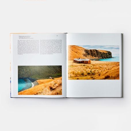Living by the Ocean: Contemporary Houses by the Sea (2021)