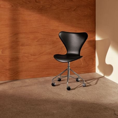 Series 7 Swivel Chair in Black Leather